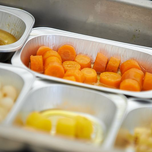 Aluminium bowls with food