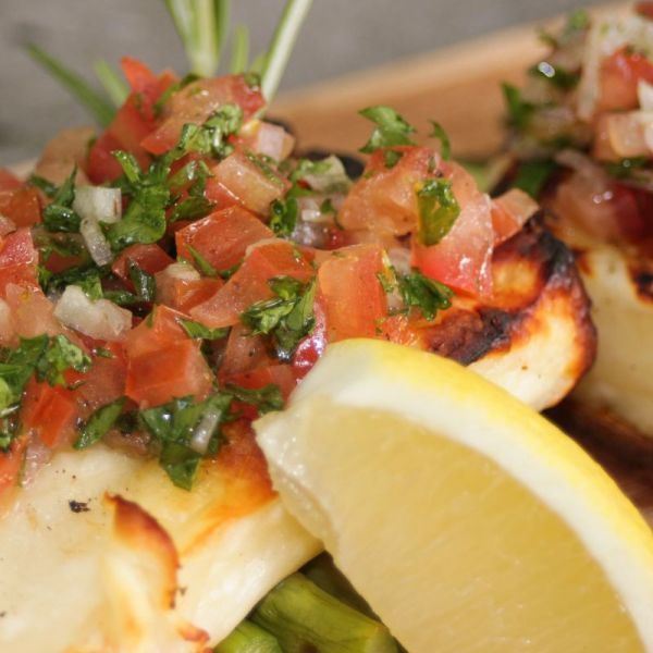 Grilled Halloumi with green asparagus